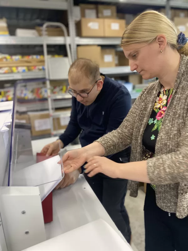 We cut all products beautifully with the help of an electric guillotine